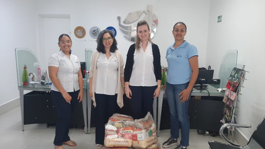 Imagem registra o momento da entrega das cestas, ocorrida na sede do PREVER.